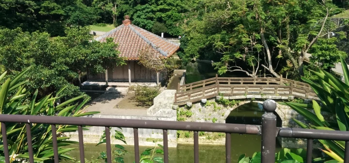 obrázok - záhrada s mostom v parku v Shuri